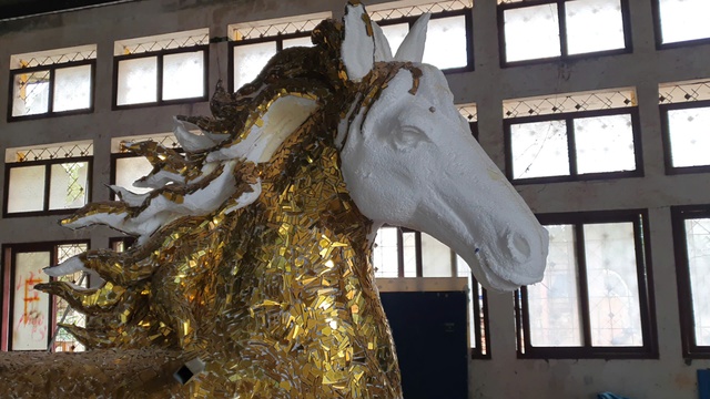 Tượng ngựa 'v&agrave;ng ch&oacute;i' được đấu gi&aacute; 70 triệu đồng: C&acirc;u chuyện ấm l&ograve;ng ph&iacute;a sau - Ảnh 2.