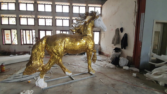 Tượng ngựa 'v&agrave;ng ch&oacute;i' được đấu gi&aacute; 70 triệu đồng: C&acirc;u chuyện ấm l&ograve;ng ph&iacute;a sau - Ảnh 1.