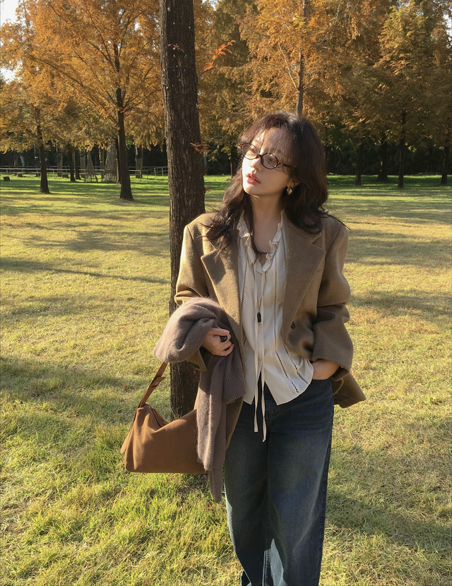 Mặc đẹp ngày se lạnh với 3 kiểu áo khoác nâng tầm quần jeans- Ảnh 1.