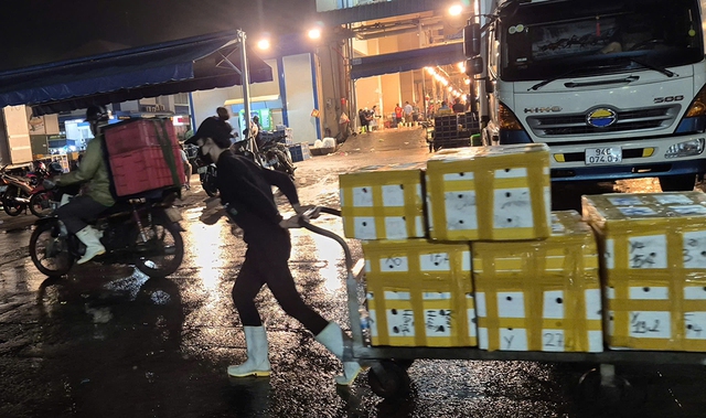 Trắng đ&ecirc;m mưu sinh ở chợ đầu mối B&igrave;nh Điền - Ảnh 4.