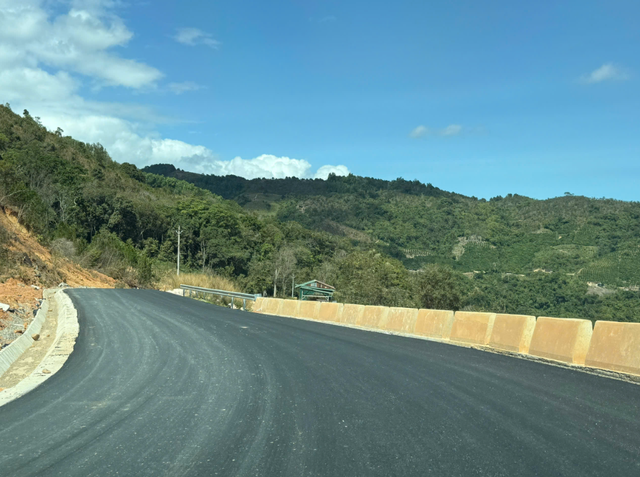 Cảnh b&aacute;o nguy hiểm cho xe lưu th&ocirc;ng tr&ecirc;n đ&egrave;o Đại Ninh , tuyến QL28B L&acirc;m Đồng - Ảnh 1.