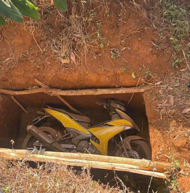 Tìm thấy xe mô tô trong vụ cướp ngân hàng Gia Lai gây chấn động - Ảnh 1. Tìm thấy xe mô tô trong vụ cướp ngân hàng Gia Lai gây chấn động - Ảnh 1.