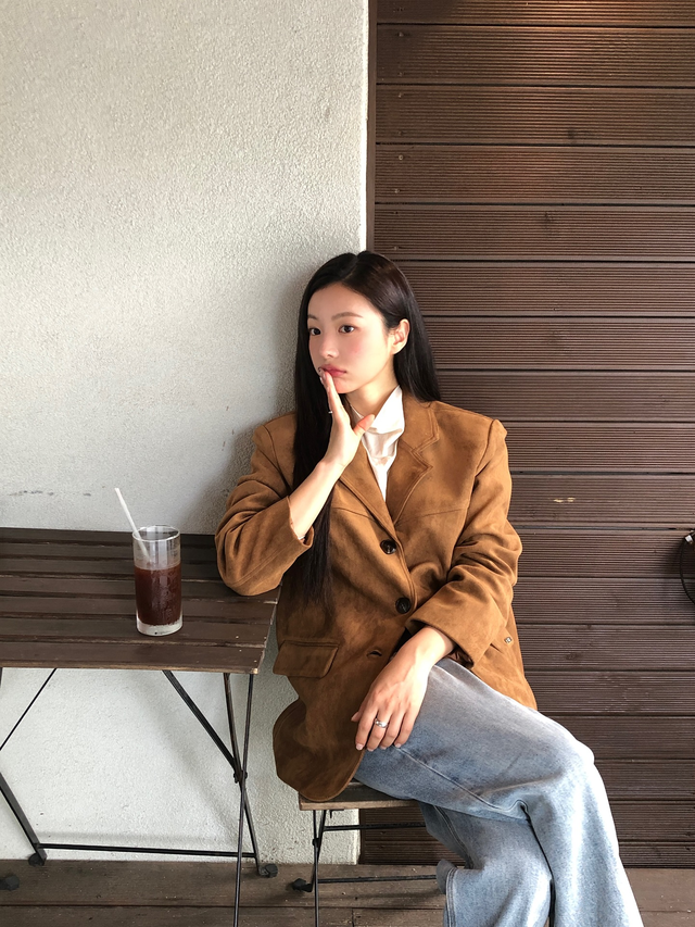 Mặc đẹp ngày se lạnh với 3 kiểu áo khoác nâng tầm quần jeans- Ảnh 3.