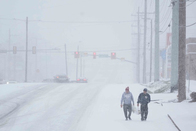 Nước Mỹ oằn m&igrave;nh trong b&atilde;o tuyết - Ảnh 1.