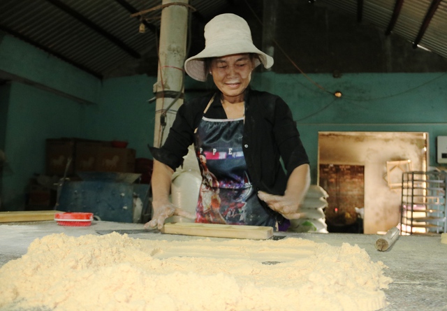 M&ugrave;a b&aacute;nh in b&ecirc;n s&ocirc;ng Ly Ly- Ảnh 2.