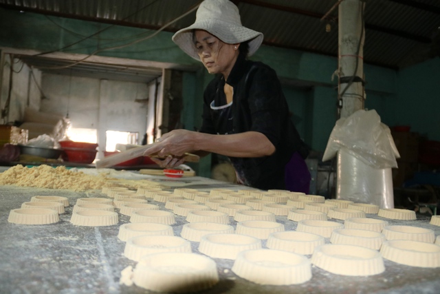 M&ugrave;a b&aacute;nh in b&ecirc;n s&ocirc;ng Ly Ly- Ảnh 1.