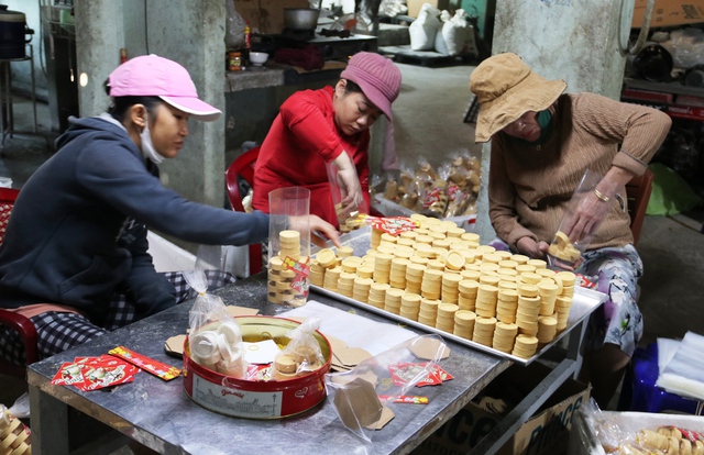 M&ugrave;a b&aacute;nh in b&ecirc;n s&ocirc;ng Ly Ly- Ảnh 3.