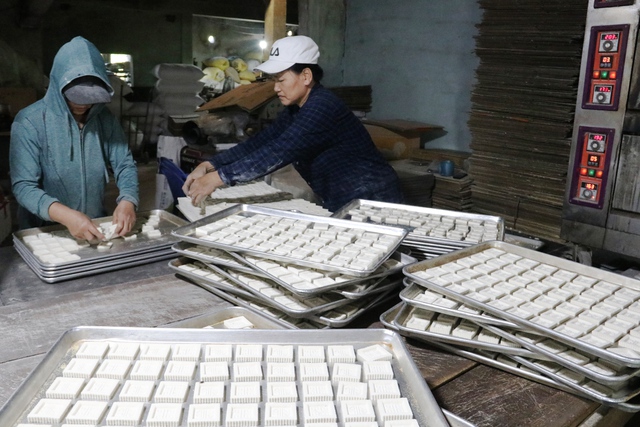 M&ugrave;a b&aacute;nh in b&ecirc;n s&ocirc;ng Ly Ly- Ảnh 4.