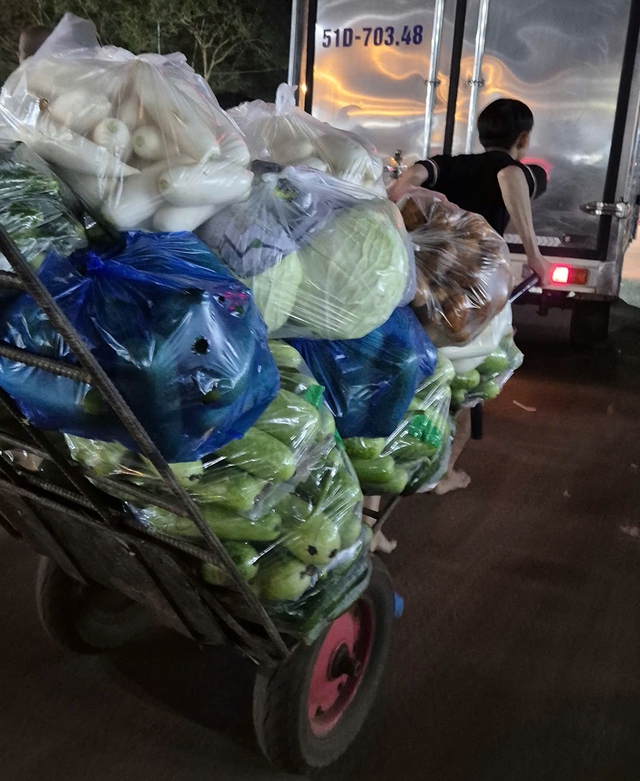 Trắng đ&ecirc;m mưu sinh ở chợ đầu mối B&igrave;nh Điền - Ảnh 3.