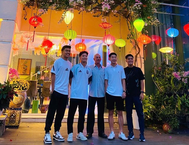 Dàn người hùng Nutifood của U.23 Việt Nam tri ân HLV Giôm: 'Hơn cả một người thầy'- Ảnh 3. Dàn người hùng Nutifood của U.23 Việt Nam tri ân HLV Giôm: 'Hơn cả một người thầy'- Ảnh 3.