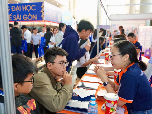 Đổi hướng để tăng cơ hội tr&uacute;ng tuyển - Ảnh 1.