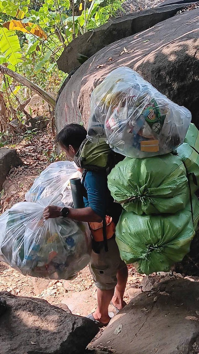 Những chuyến leo núi đặc biệt trên đỉnh núi Bà Đen - Ảnh 1. Những chuyến leo núi đặc biệt trên đỉnh núi Bà Đen - Ảnh 1.