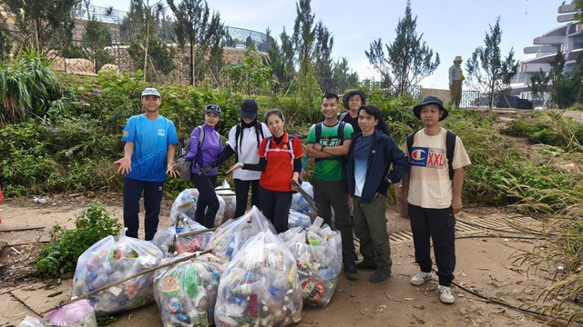Những chuyến leo núi đặc biệt trên đỉnh núi Bà Đen - Ảnh 2. Những chuyến leo núi đặc biệt trên đỉnh núi Bà Đen - Ảnh 2.