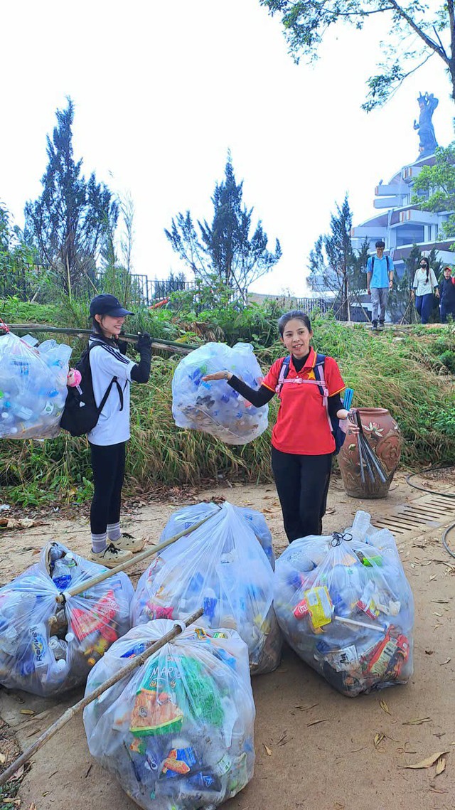 Những chuyến leo núi đặc biệt trên đỉnh núi Bà Đen - Ảnh 3. Những chuyến leo núi đặc biệt trên đỉnh núi Bà Đen - Ảnh 3.