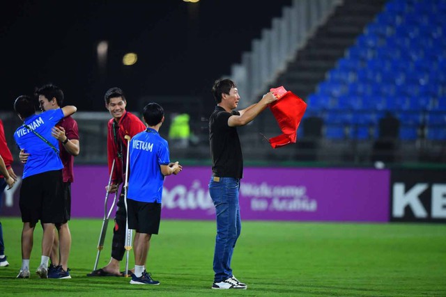 Chuyện giờ mới biết về trợ l&yacute; ng&ocirc;n ngữ của HLV Kim Sang-sik: Từng từ chối nhận việc v&igrave;&hellip;- Ảnh 3.