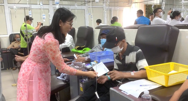 B&aacute;c sĩ h&aacute;t v&igrave; bệnh nh&acirc;n kh&oacute; khăn ở Bệnh viện Chợ Rẫy - Ảnh 2.