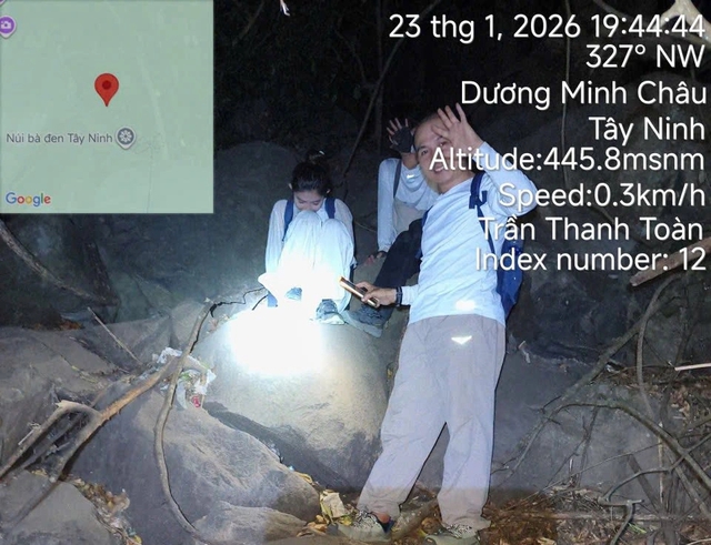 Tự &yacute; đổi lộ tr&igrave;nh, kh&aacute;ch lạc đường tr&ecirc;n n&uacute;i B&agrave; Đen nhờ 'giải cứu'- Ảnh 1.