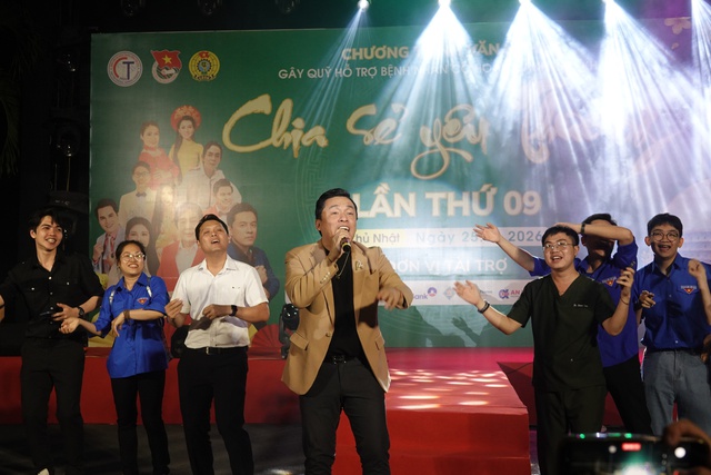 Lam Trường 'l&agrave;m liveshow' phục vụ bệnh nh&acirc;n tại Cần Thơ - Ảnh 2.