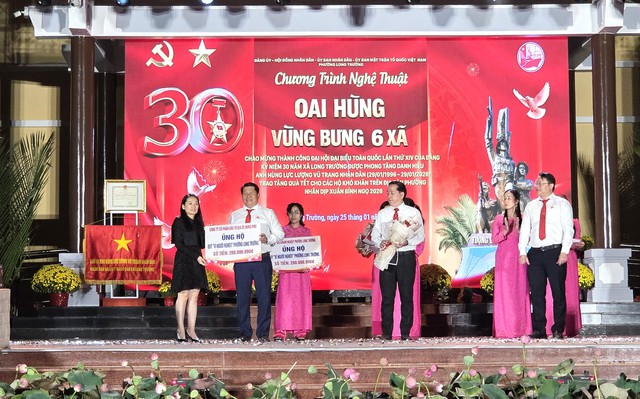TP.HCM: Hào khí vùng bưng 6 xã sống lại trong đêm nghệ thuật ở Long Trường- Ảnh 4. TP.HCM: Hào khí vùng bưng 6 xã sống lại trong đêm nghệ thuật ở Long Trường- Ảnh 4.