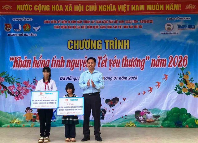 B&aacute;o Thanh Ni&ecirc;n tiếp sức học sinh kh&oacute; khăn miền Trung - Ảnh 2.