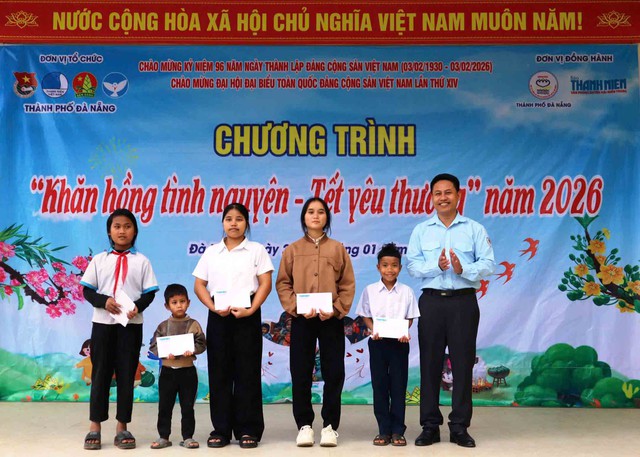 B&aacute;o Thanh Ni&ecirc;n tiếp sức học sinh kh&oacute; khăn miền Trung - Ảnh 1.