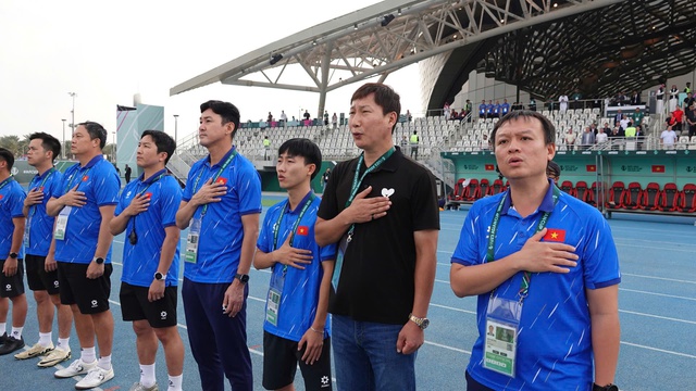 Chuyện giờ mới biết về trợ l&yacute; ng&ocirc;n ngữ của HLV Kim Sang-sik: Từng từ chối nhận việc v&igrave;&hellip;- Ảnh 5.