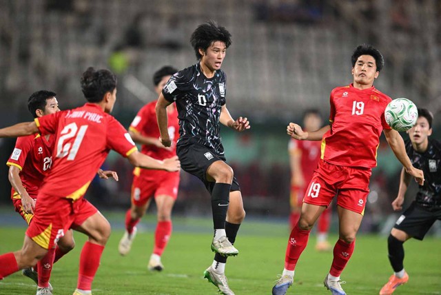 'Mỹ ơi cố l&ecirc;n': So&aacute;i ca U.23 Việt Nam được ban huấn luyện h&eacute;t cổ vũ trận tranh HCĐ, l&agrave; ai?- Ảnh 2.