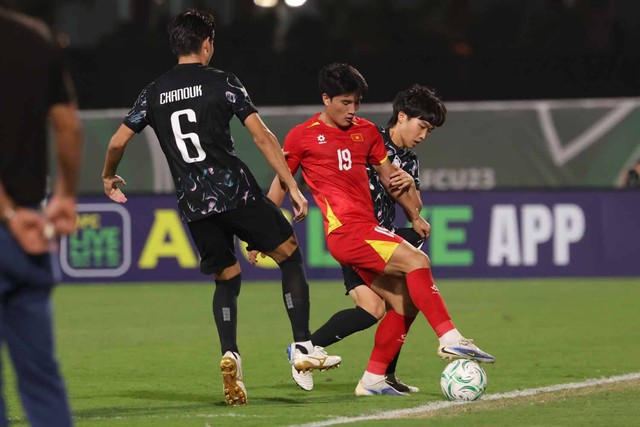 'Mỹ ơi cố l&ecirc;n': So&aacute;i ca U.23 Việt Nam được ban huấn luyện h&eacute;t cổ vũ trận tranh HCĐ, l&agrave; ai?- Ảnh 3.