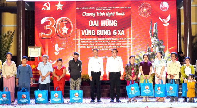 TP.HCM: Hào khí vùng bưng 6 xã sống lại trong đêm nghệ thuật ở Long Trường- Ảnh 5. TP.HCM: Hào khí vùng bưng 6 xã sống lại trong đêm nghệ thuật ở Long Trường- Ảnh 5.