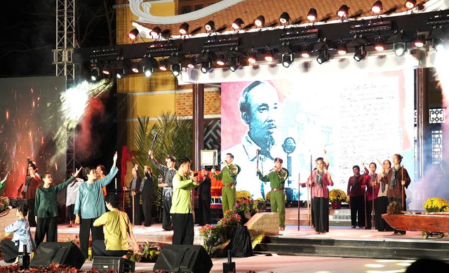 TP.HCM: Hào khí vùng bưng 6 xã sống lại trong đêm nghệ thuật ở Long Trường- Ảnh 1. TP.HCM: Hào khí vùng bưng 6 xã sống lại trong đêm nghệ thuật ở Long Trường- Ảnh 1.