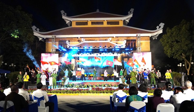 TP.HCM: Hào khí vùng bưng 6 xã sống lại trong đêm nghệ thuật ở Long Trường- Ảnh 2. TP.HCM: Hào khí vùng bưng 6 xã sống lại trong đêm nghệ thuật ở Long Trường- Ảnh 2.