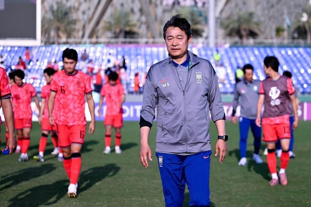 HLV Hàn Quốc cúi đầu xin lỗi, ngậm ngùi nhắc lại loạt đá luân lưu thua U.23 Việt Nam: ‘Thủ môn đã…’- Ảnh 1. HLV Hàn Quốc cúi đầu xin lỗi, ngậm ngùi nhắc lại loạt đá luân lưu thua U.23 Việt Nam: ‘Thủ môn đã…’- Ảnh 1.