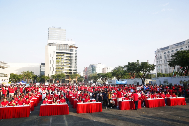 Hơn 7.000 người tham gia ‘Bước chân chia sẻ’- Ảnh 1. Hơn 7.000 người tham gia ‘Bước chân chia sẻ’- Ảnh 1.