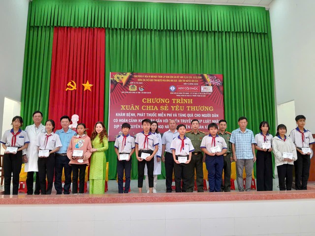 Chương tr&igrave;nh &lsquo;Xu&acirc;n chia sẻ y&ecirc;u thương&rsquo; đến với người d&acirc;n x&atilde; C&aacute;i B&egrave;, tỉnh Đồng Th&aacute;p- Ảnh 1.