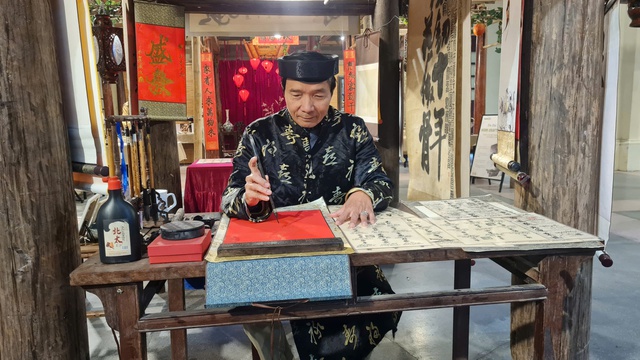 Ấn tượng ng&ocirc;i nh&agrave; Bắc bộ trong chuỗi 'Tết Việt - Tết phố' 2026 ở phố cổ- Ảnh 6.