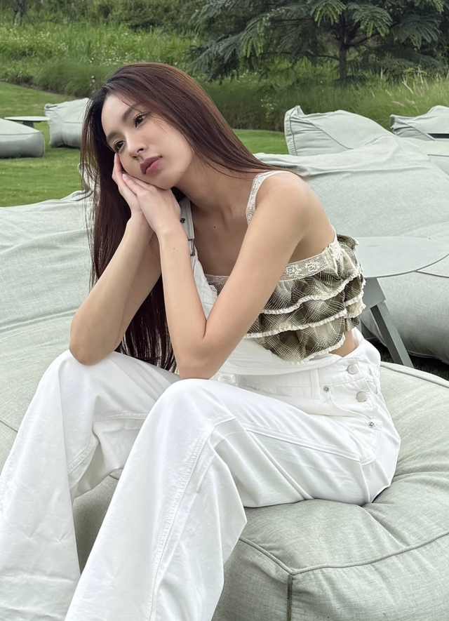 Quần yếm tạo nên diện mạo tươi mới mà không cần cầu kỳ  - Ảnh 9.