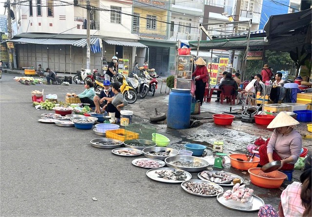 Cải tạo chợ B&agrave; Hom,giải b&agrave;i to&aacute;n bền vững xử l&yacute; bu&ocirc;n b&aacute;n lấn chiếm vỉa h&egrave; - Ảnh 7.