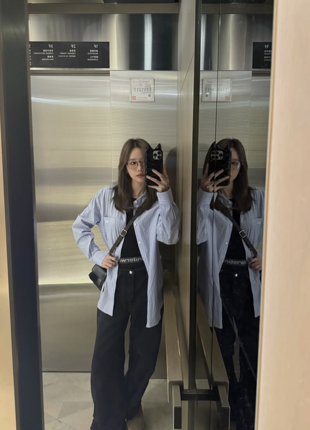 Áo sơ mi kẻ sọc tạo nên sự cân bằng giữa cổ điển và hiện đại - Ảnh 3.