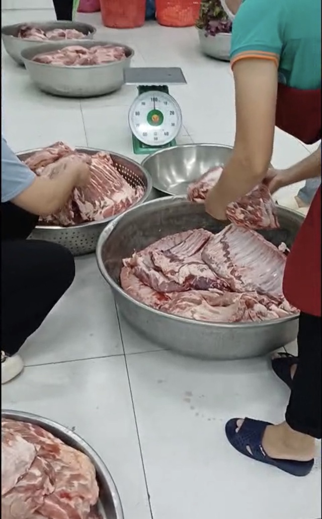 Phường Bến C&aacute;t l&ecirc;n tiếng về sườn heo k&eacute;m chất lượng giao cho bếp ăn học sinh - Ảnh 2.
