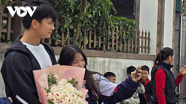 Thủ m&ocirc;n Cao Văn B&igrave;nh trở về qu&ecirc; hương, người d&acirc;n Nghệ An ch&agrave;o đ&oacute;n như người h&ugrave;ng- Ảnh 3.