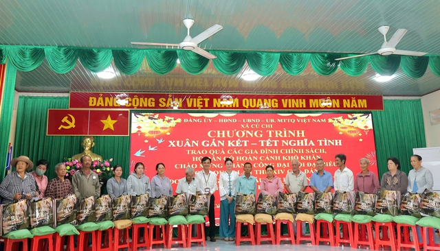 Tặng qu&agrave; tết v&agrave; xe đạp cho học sinh hiếu học ở x&atilde; Củ Chi - Ảnh 1.