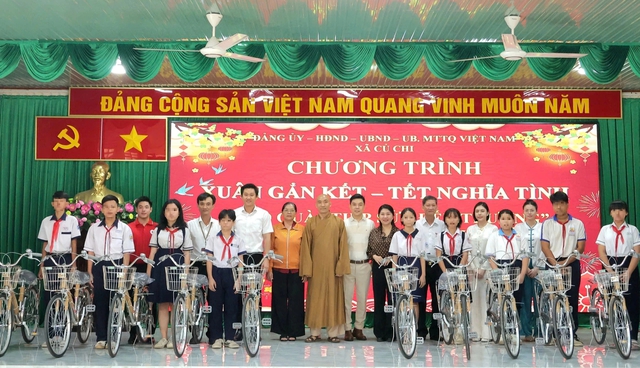 Tặng qu&agrave; tết v&agrave; xe đạp cho học sinh hiếu học ở x&atilde; Củ Chi - Ảnh 2.