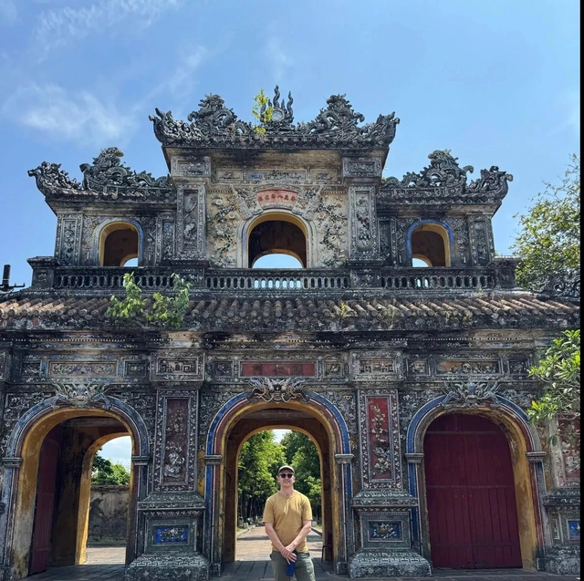 Kh&aacute;ch T&acirc;y kh&aacute;m ph&aacute; du lịch Việt Nam qua chợ Đ&ocirc;ng Ba v&agrave; tiệm may ở Hội An - Ảnh 3.