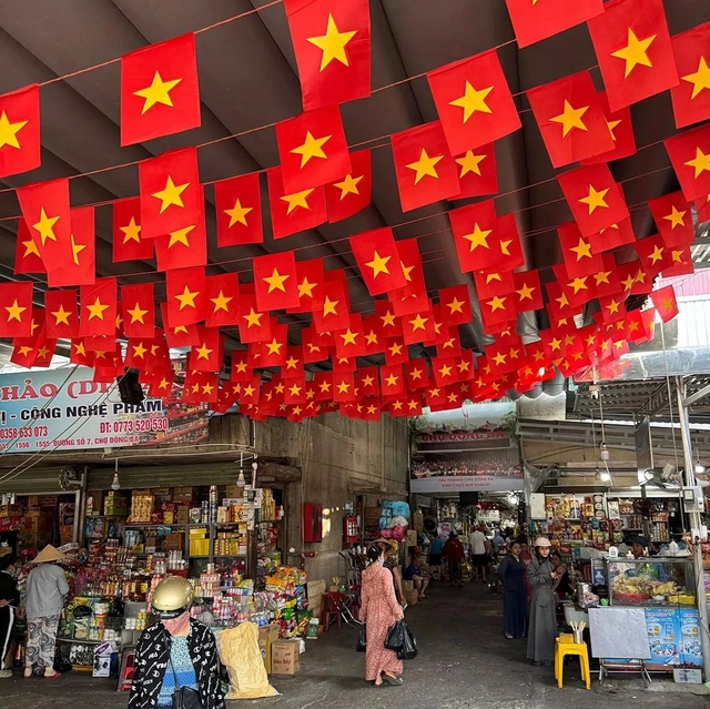 Kh&aacute;ch T&acirc;y kh&aacute;m ph&aacute; du lịch Việt Nam qua chợ Đ&ocirc;ng Ba v&agrave; tiệm may ở Hội An - Ảnh 2.