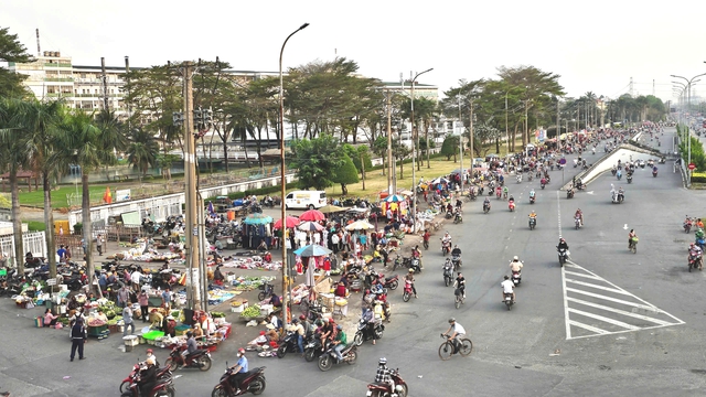 Cải tạo chợ B&agrave; Hom,giải b&agrave;i to&aacute;n bền vững xử l&yacute; bu&ocirc;n b&aacute;n lấn chiếm vỉa h&egrave; - Ảnh 1.