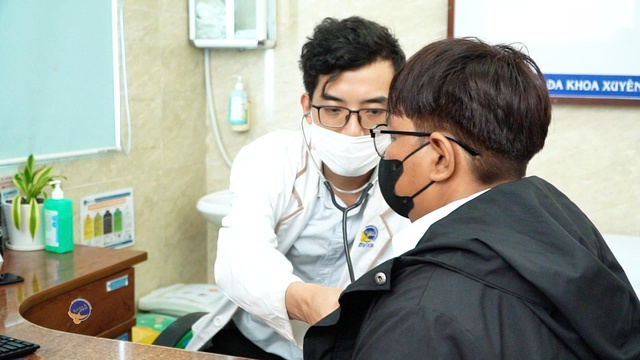 Cô gái 19 tuổi thoát cảnh mang ống thông tiểu sau 2 năm chịu đựng - Ảnh 1.