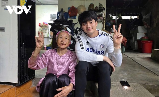 Thủ m&ocirc;n Cao Văn B&igrave;nh trở về qu&ecirc; hương, người d&acirc;n Nghệ An ch&agrave;o đ&oacute;n như người h&ugrave;ng- Ảnh 4.