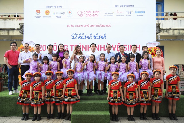 Khánh thành 20 công trình nhà vệ sinh trị giá 1,2 tỉ đồng cho học sinh Quảng Ngãi- Ảnh 4. Khánh thành 20 công trình nhà vệ sinh trị giá 1,2 tỉ đồng cho học sinh Quảng Ngãi- Ảnh 4.