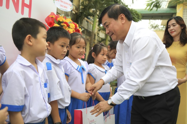 Khánh thành 20 công trình nhà vệ sinh trị giá 1,2 tỉ đồng cho học sinh Quảng Ngãi- Ảnh 12. Khánh thành 20 công trình nhà vệ sinh trị giá 1,2 tỉ đồng cho học sinh Quảng Ngãi- Ảnh 12.