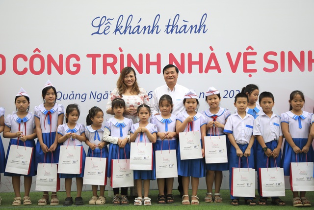 Khánh thành 20 công trình nhà vệ sinh trị giá 1,2 tỉ đồng cho học sinh Quảng Ngãi- Ảnh 13. Khánh thành 20 công trình nhà vệ sinh trị giá 1,2 tỉ đồng cho học sinh Quảng Ngãi- Ảnh 13.